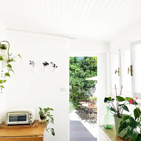 Tap - In Independent House With Private Garden *