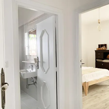Tap - In Independent House With Private Garden Daire